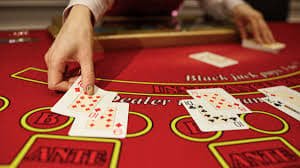 Pengguna menikmati hiburan sportsbook dan casino dari smartphone di suasana santai